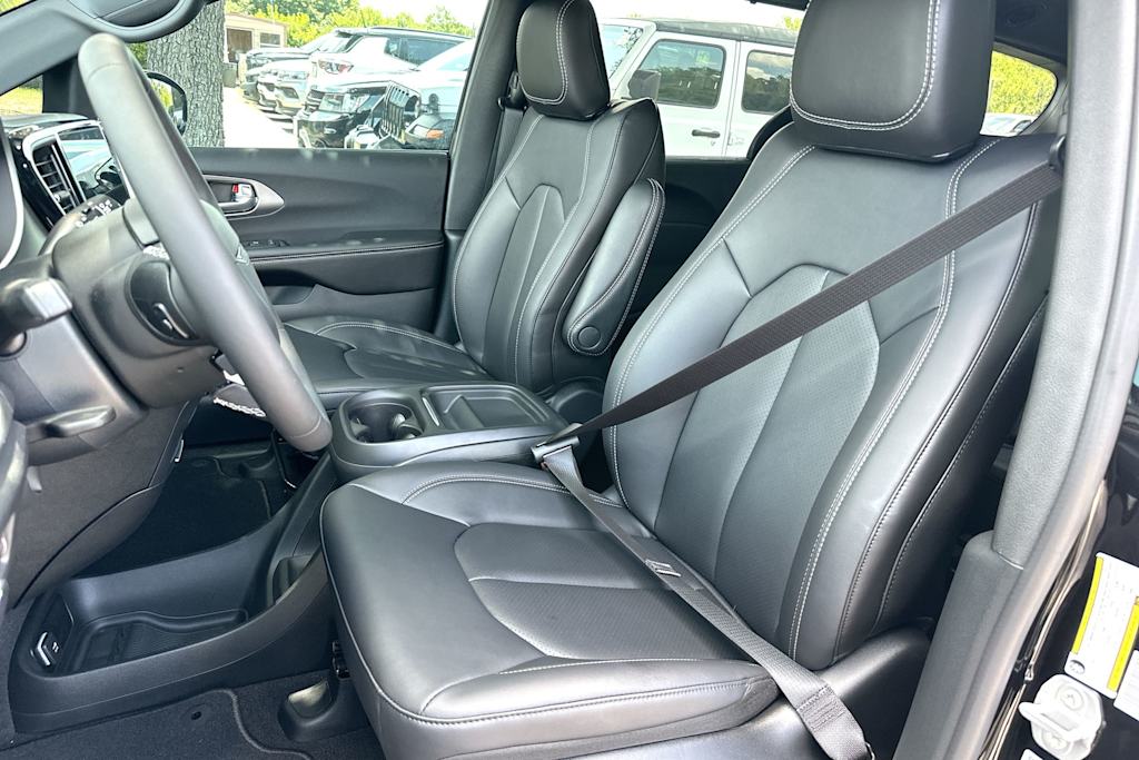 Thumbnail: 2027 Chrysler Pacifica - 10