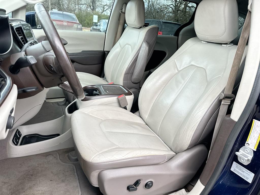 Thumbnail: 2017 Chrysler Pacifica - 10