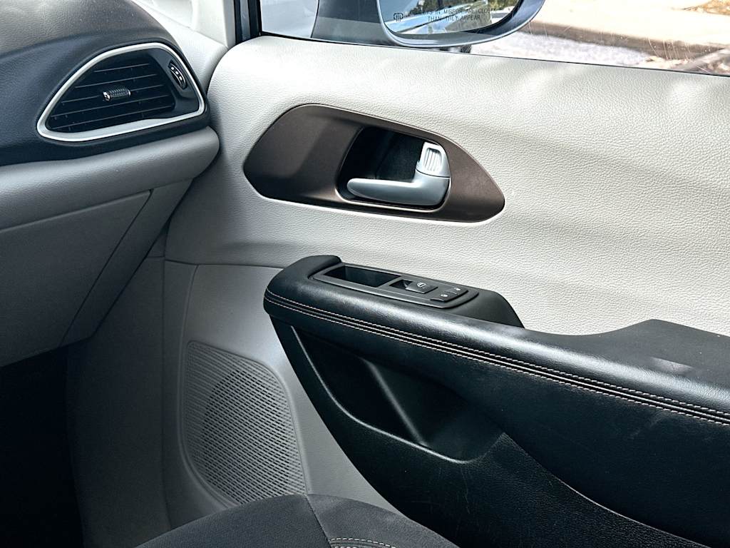 Thumbnail: 2018 Chrysler Pacifica - 29