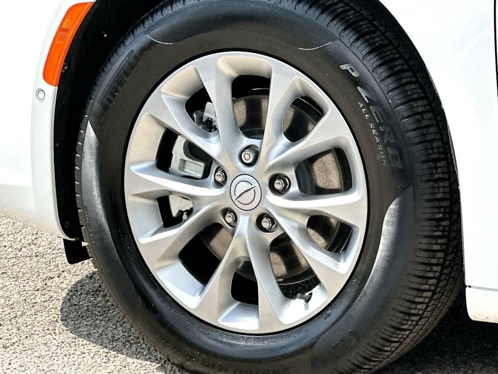 Thumbnail: 2026 Chrysler Pacifica - 8