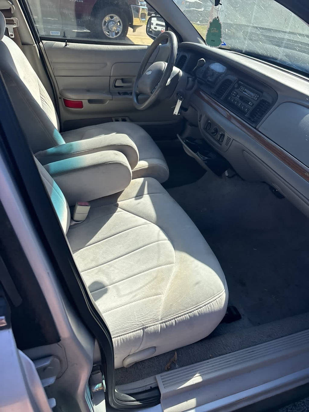 Thumbnail: 2001 Ford Crown Victoria - 5