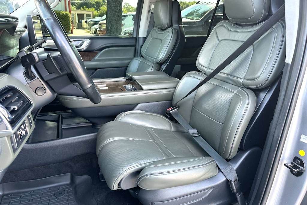 Thumbnail: 2022 Lincoln Navigator - 10