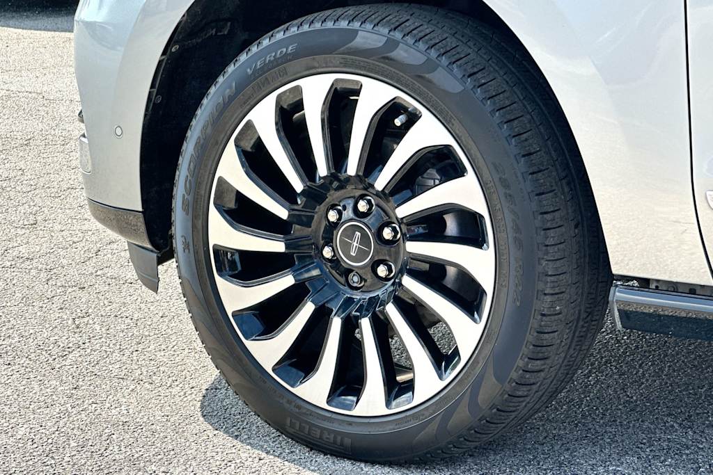 Thumbnail: 2022 Lincoln Navigator - 8