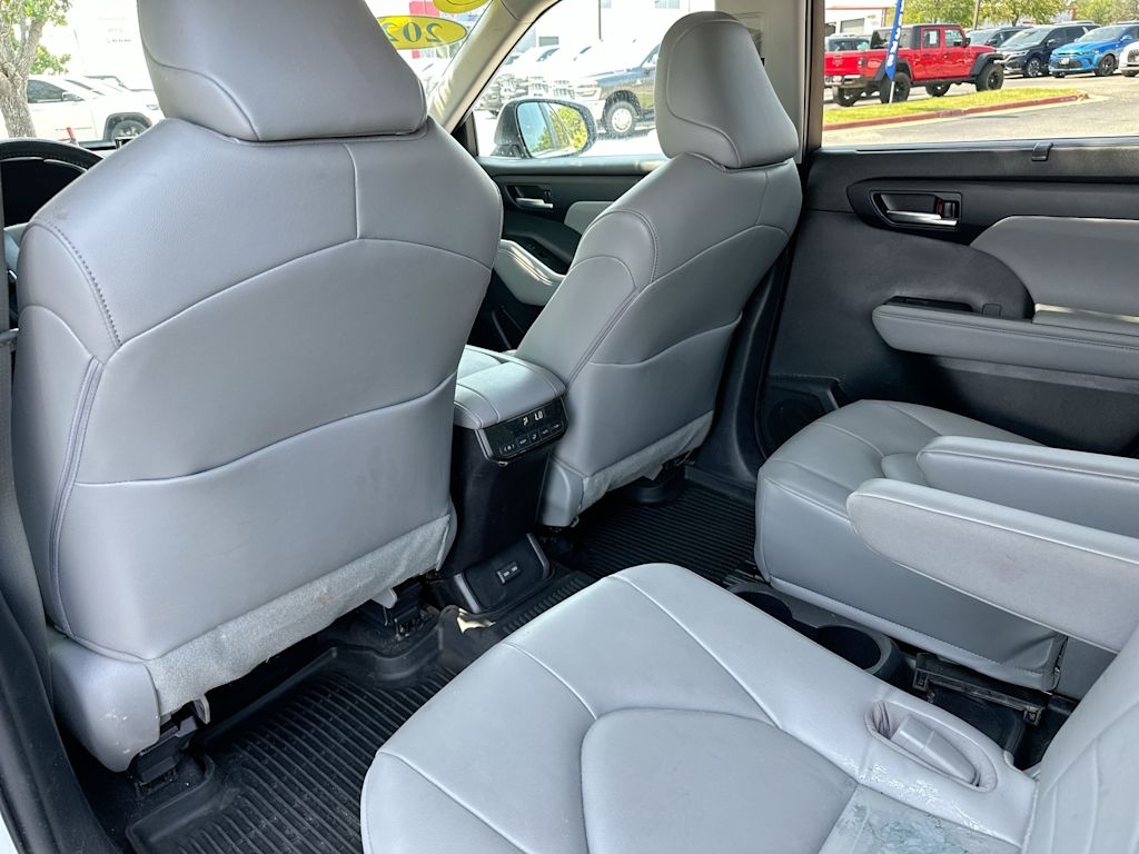 Thumbnail: 2023 Toyota Highlander - 28