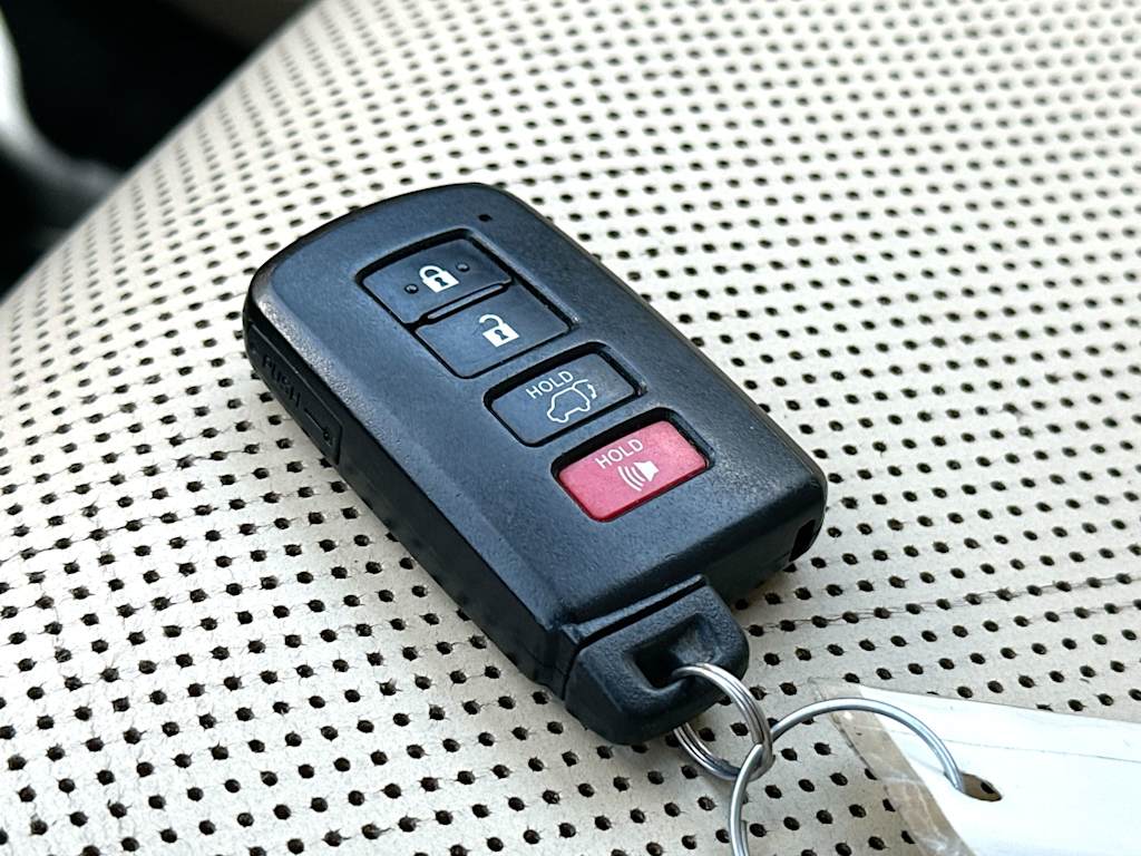 Thumbnail: 2016 Toyota Highlander - 16
