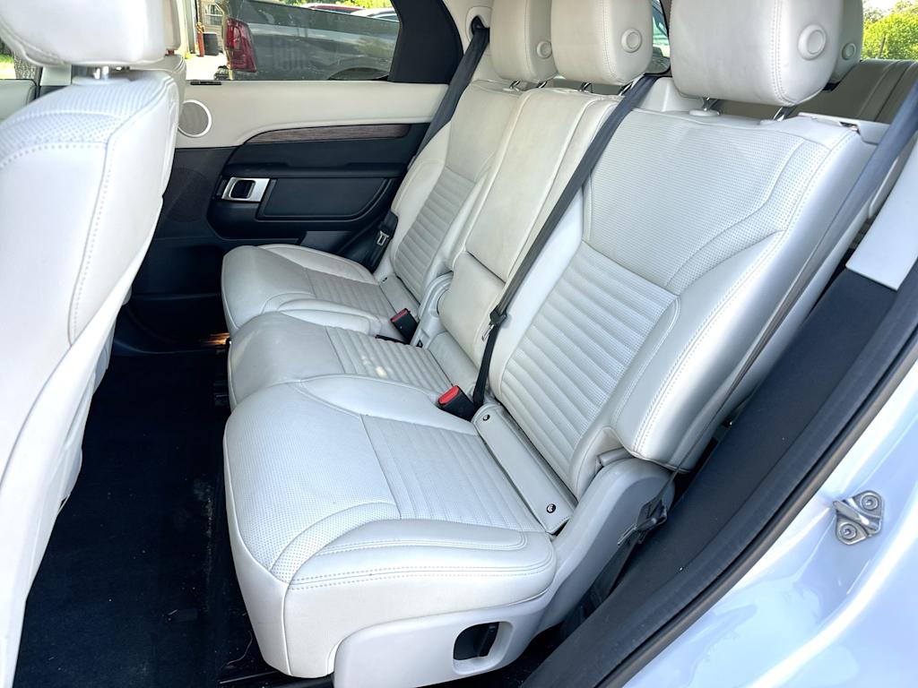 Thumbnail: 2023 Land Rover Discovery - 11