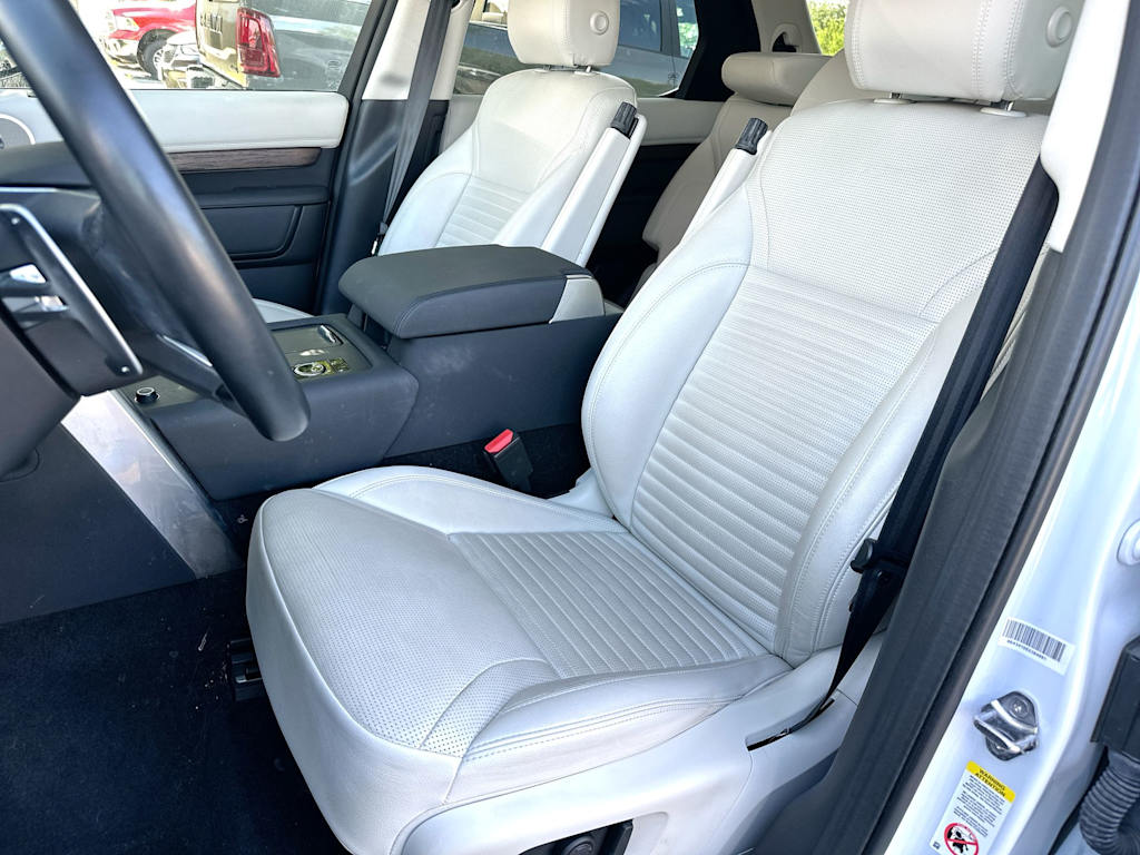 Thumbnail: 2023 Land Rover Discovery - 9