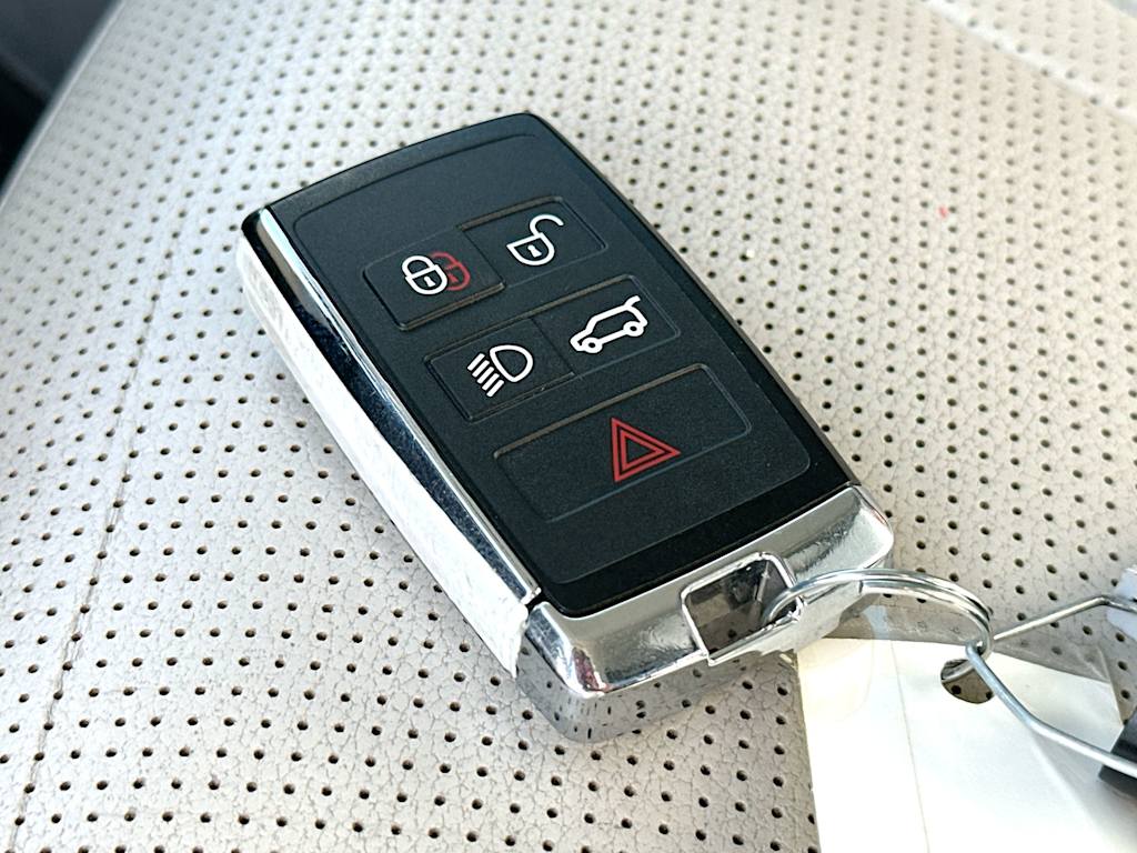 Thumbnail: 2023 Land Rover Discovery - 15