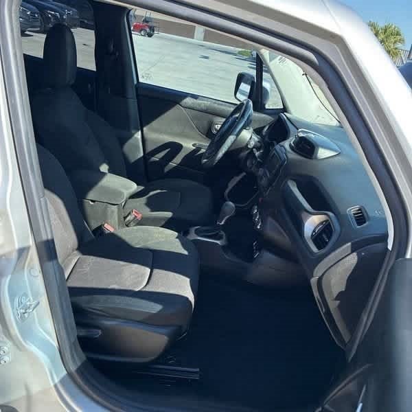 Thumbnail: 2016 Jeep Renegade - 6