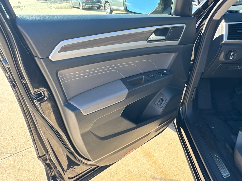 Thumbnail: 2023 Volkswagen Atlas - 23