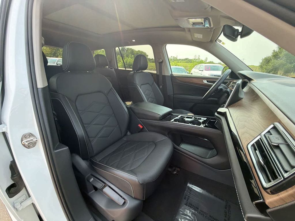 2024 Volkswagen Atlas SE w/Tech - Photo 12