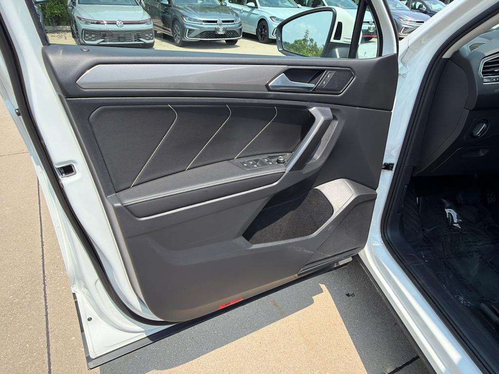 Thumbnail: 2023 Volkswagen Tiguan - 22