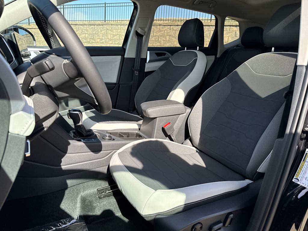 2025 Volkswagen Taos SE 11