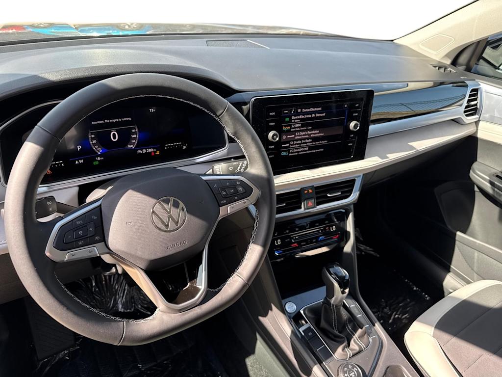 2025 Volkswagen Taos SE 2