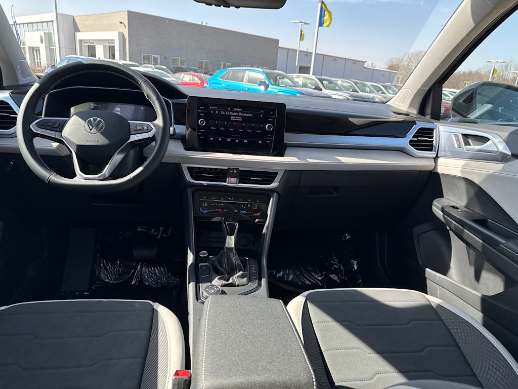 2025 Volkswagen Taos SE 10