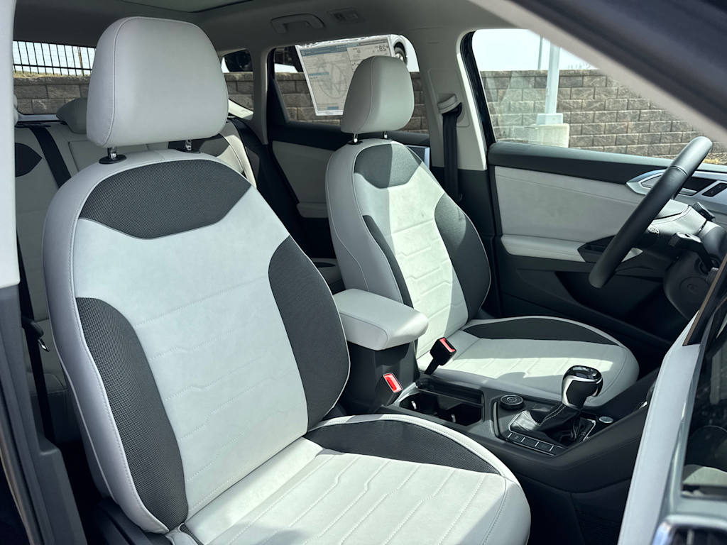 2025 Volkswagen Taos SE 12