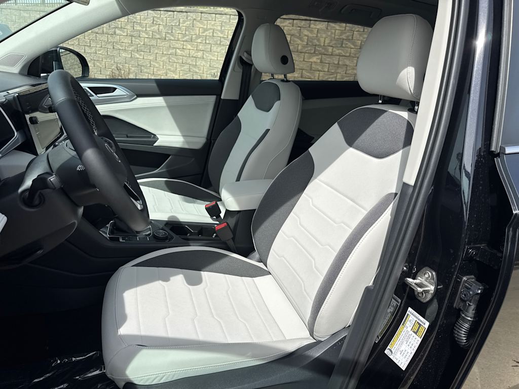 2025 Volkswagen Taos SE 11