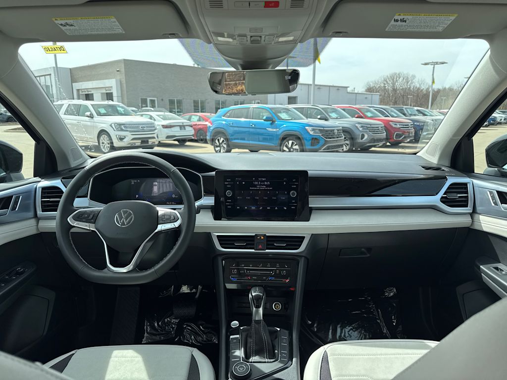 2025 Volkswagen Taos SE 10
