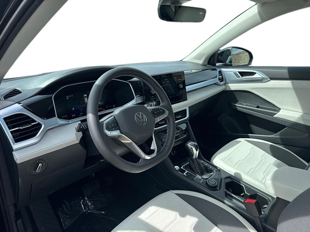 2025 Volkswagen Taos SE 2