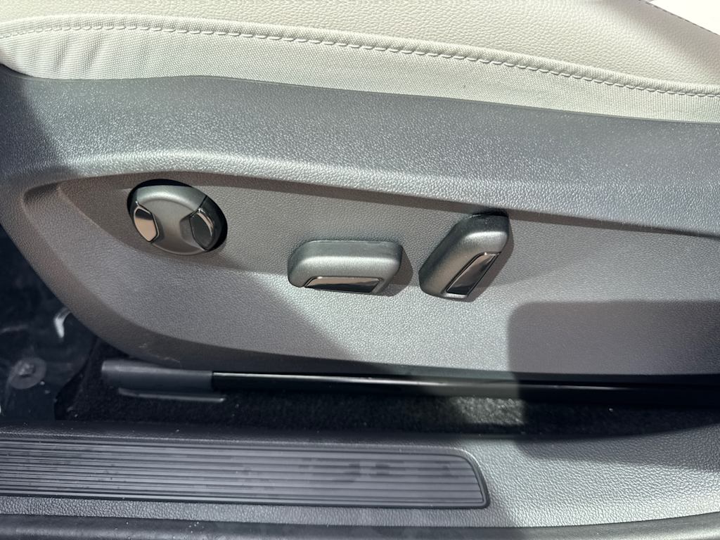2025 Volkswagen Taos SE 24