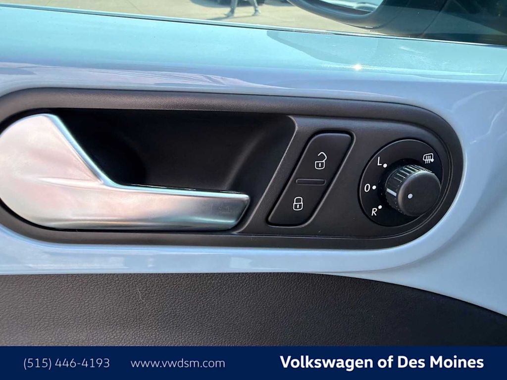 Thumbnail: 2014 Volkswagen Beetle - 21