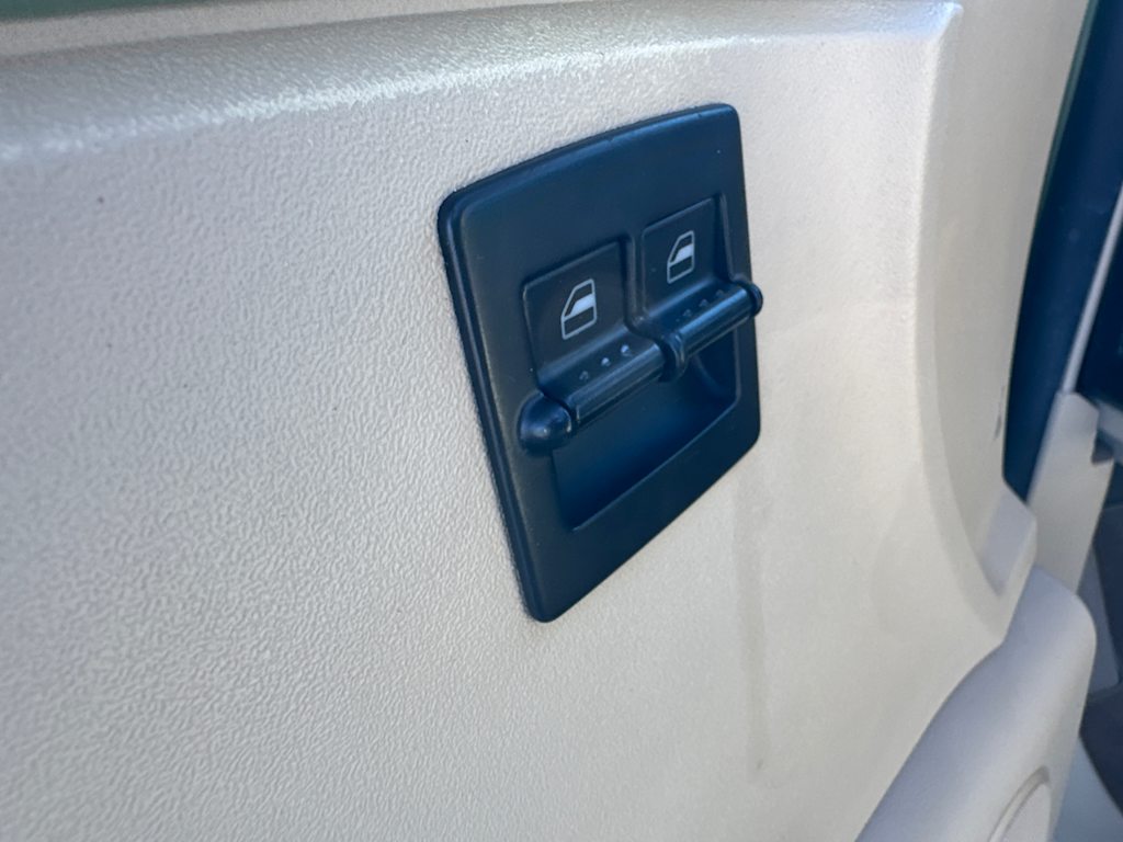 Thumbnail: 2007 Volkswagen New Beetle - 21