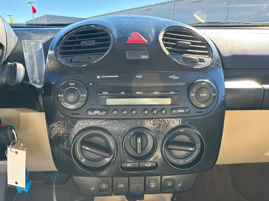 Thumbnail: 2007 Volkswagen New Beetle - 14