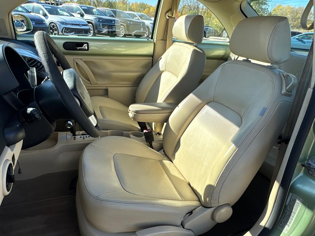 Thumbnail: 2007 Volkswagen New Beetle - 11