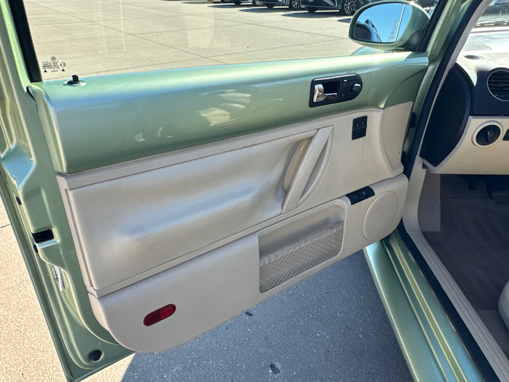 Thumbnail: 2007 Volkswagen New Beetle - 20