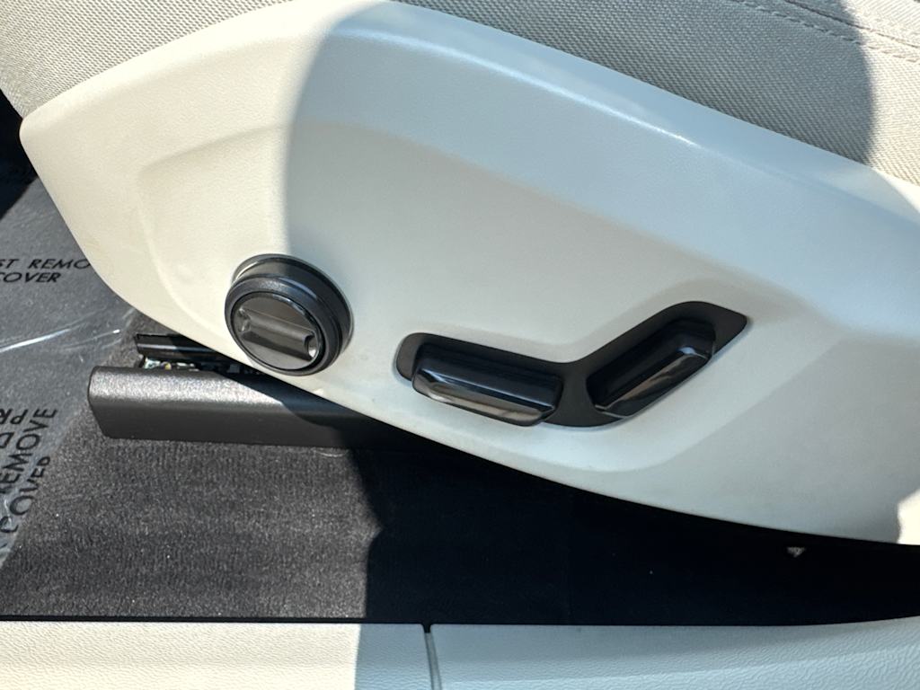 Thumbnail: 2022 Volvo XC60 - 24