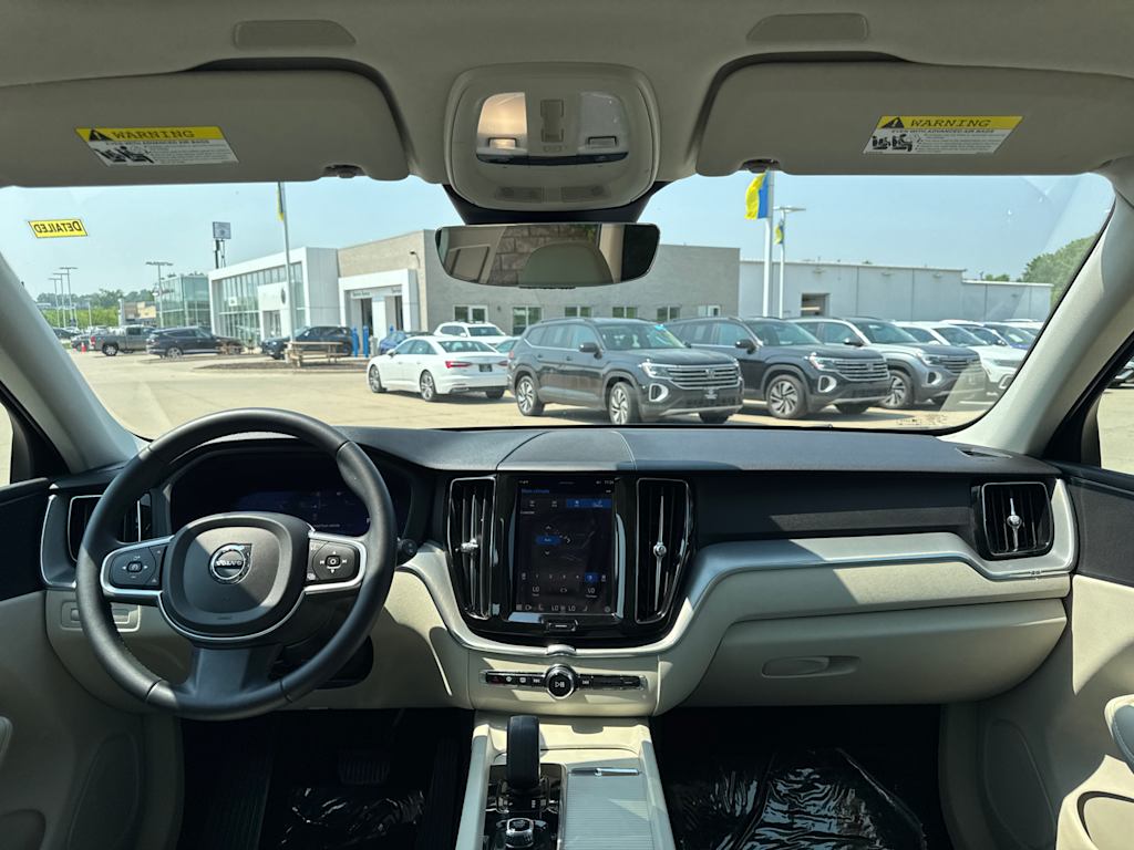 Thumbnail: 2022 Volvo XC60 - 10