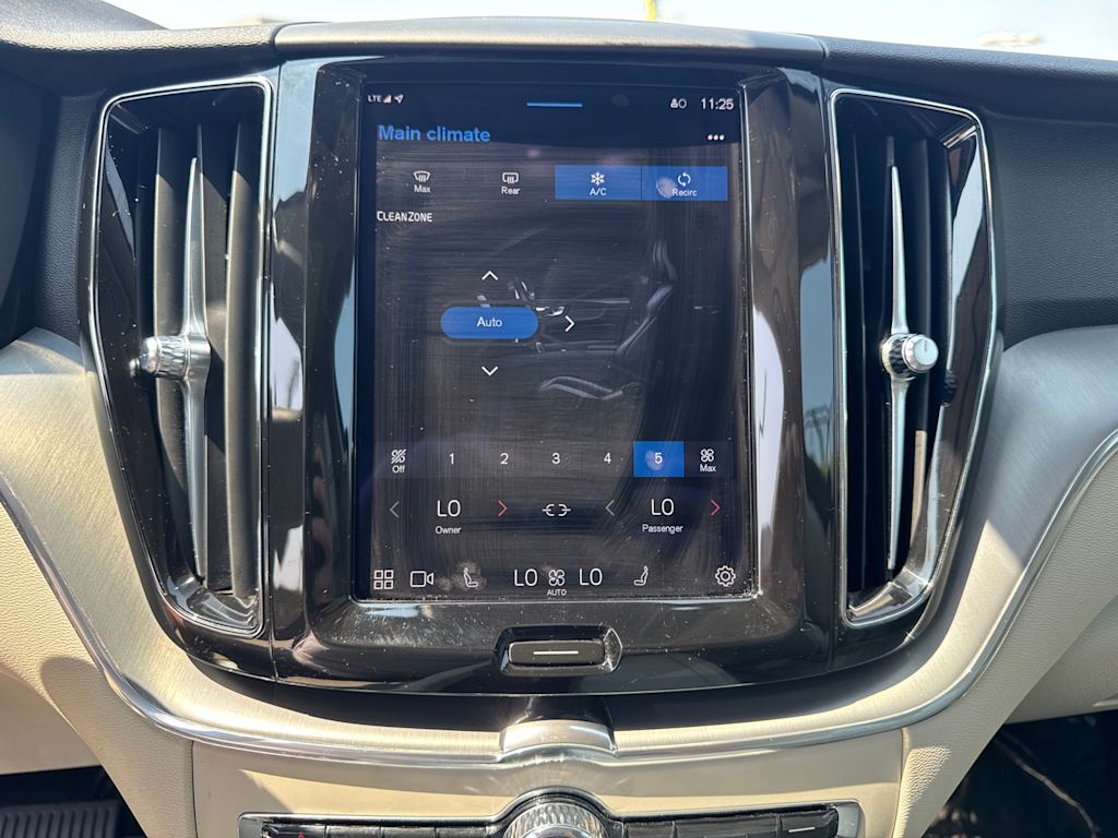 Thumbnail: 2022 Volvo XC60 - 15