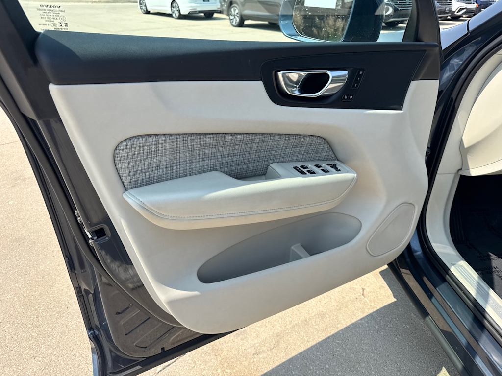 Thumbnail: 2022 Volvo XC60 - 22