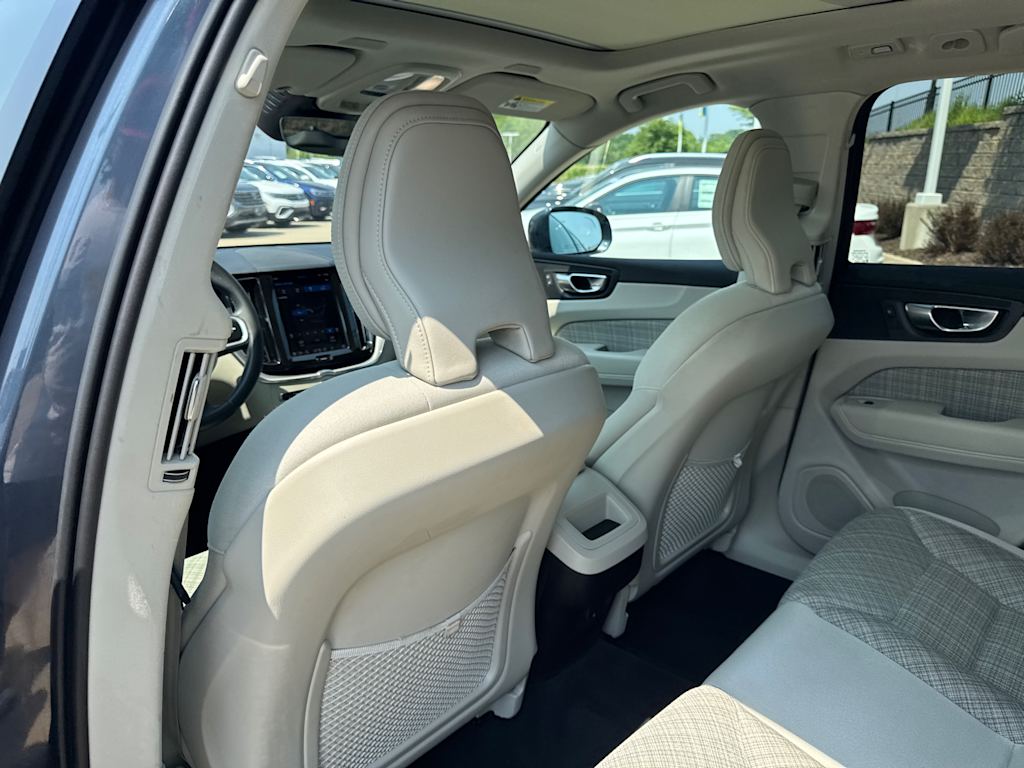 Thumbnail: 2022 Volvo XC60 - 21