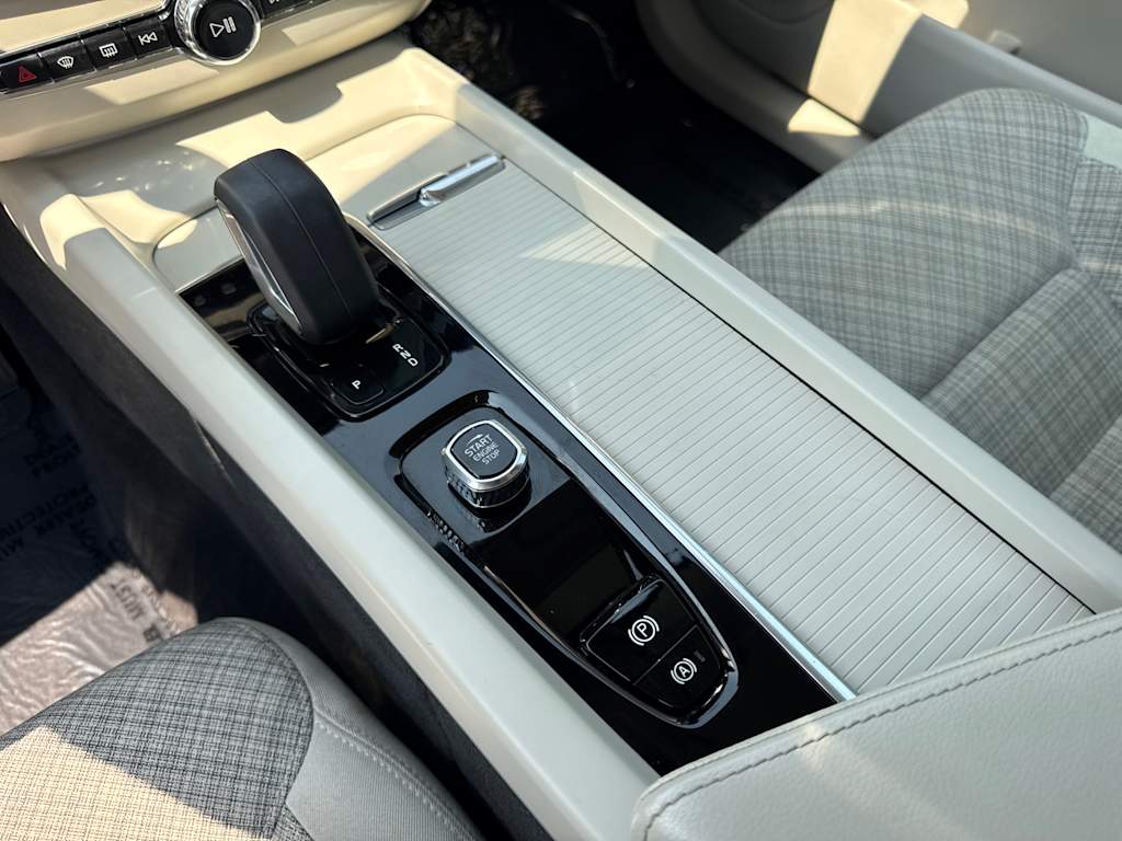 Thumbnail: 2022 Volvo XC60 - 16