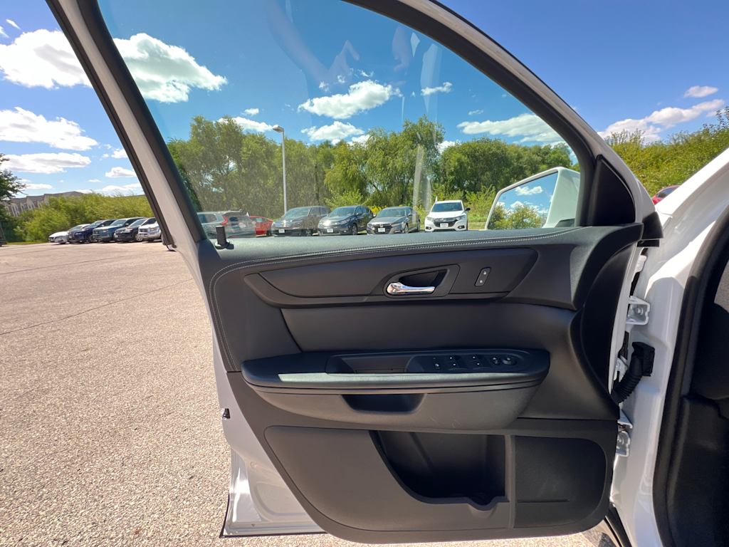 Thumbnail: 2017 Chevrolet Traverse - 19