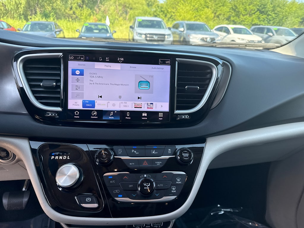 Thumbnail: 2024 Chrysler Pacifica - 8