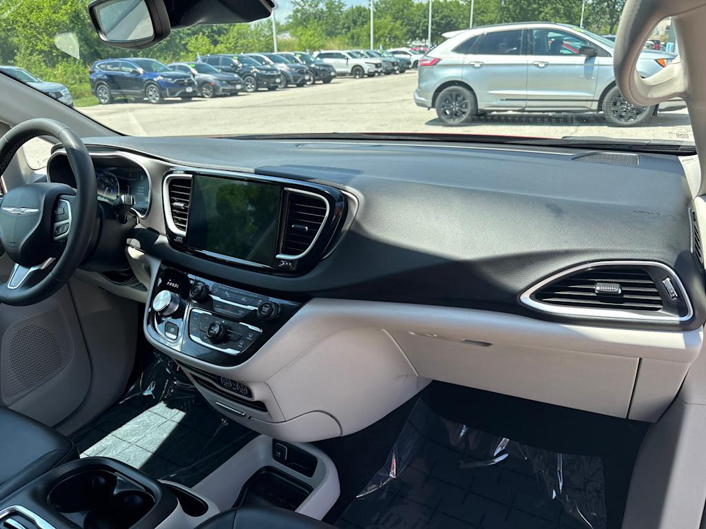 Thumbnail: 2024 Chrysler Pacifica - 6