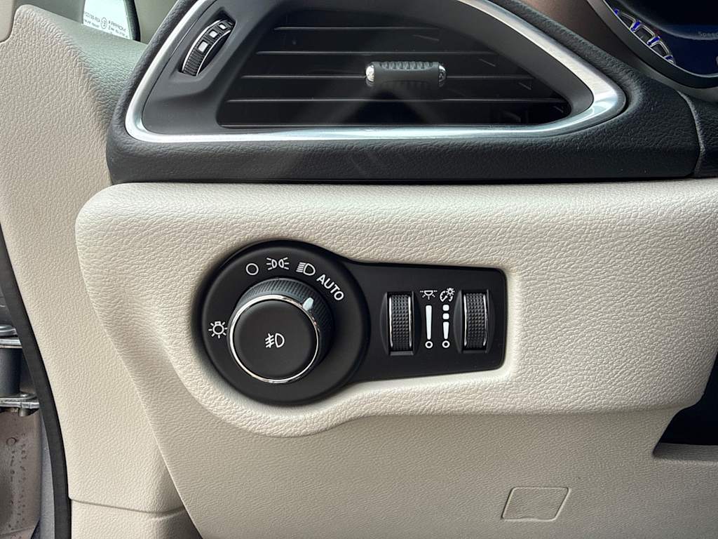 Thumbnail: 2019 Chrysler Pacifica - 22