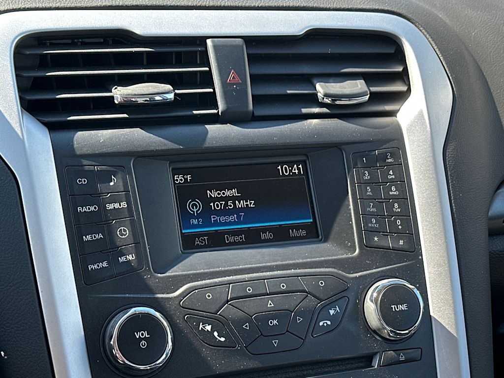 2016 Ford Fusion SE 13