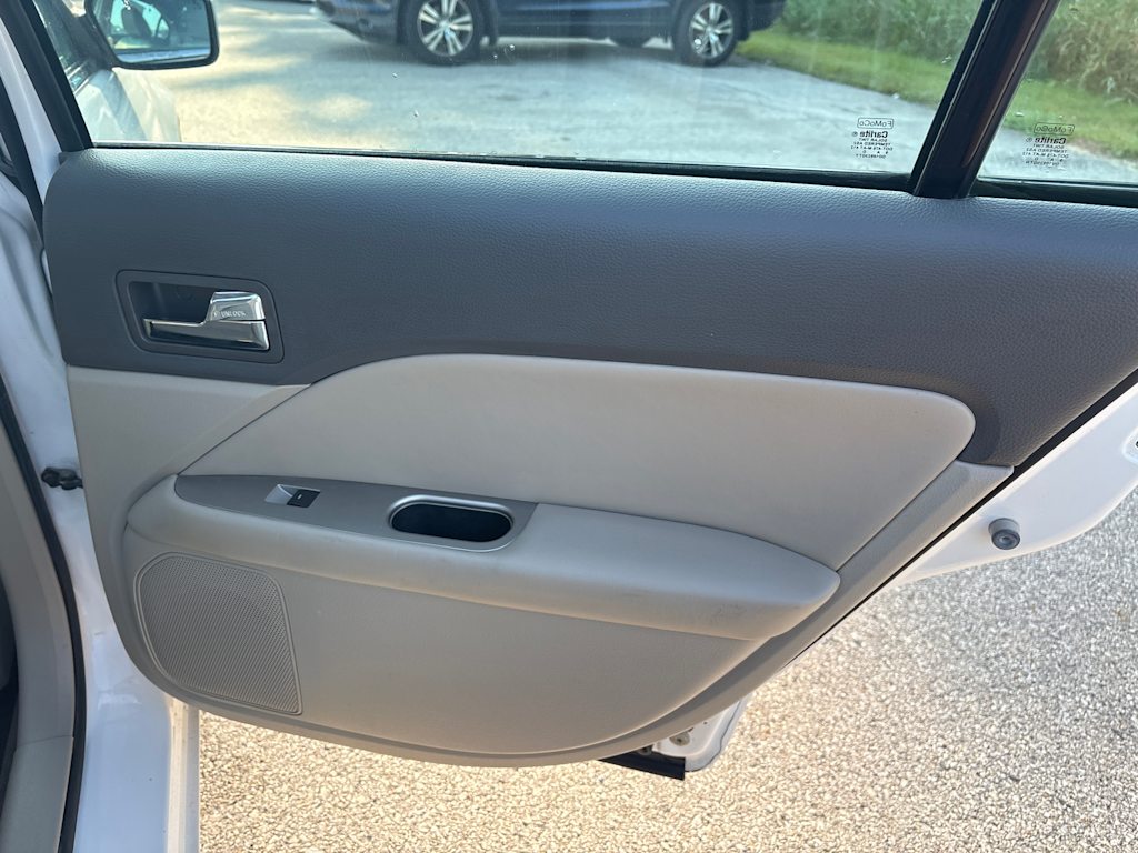Thumbnail: 2010 Ford Fusion - 17