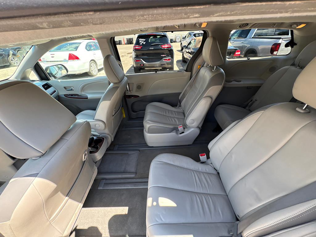 Thumbnail: 2013 Toyota Sienna - 20