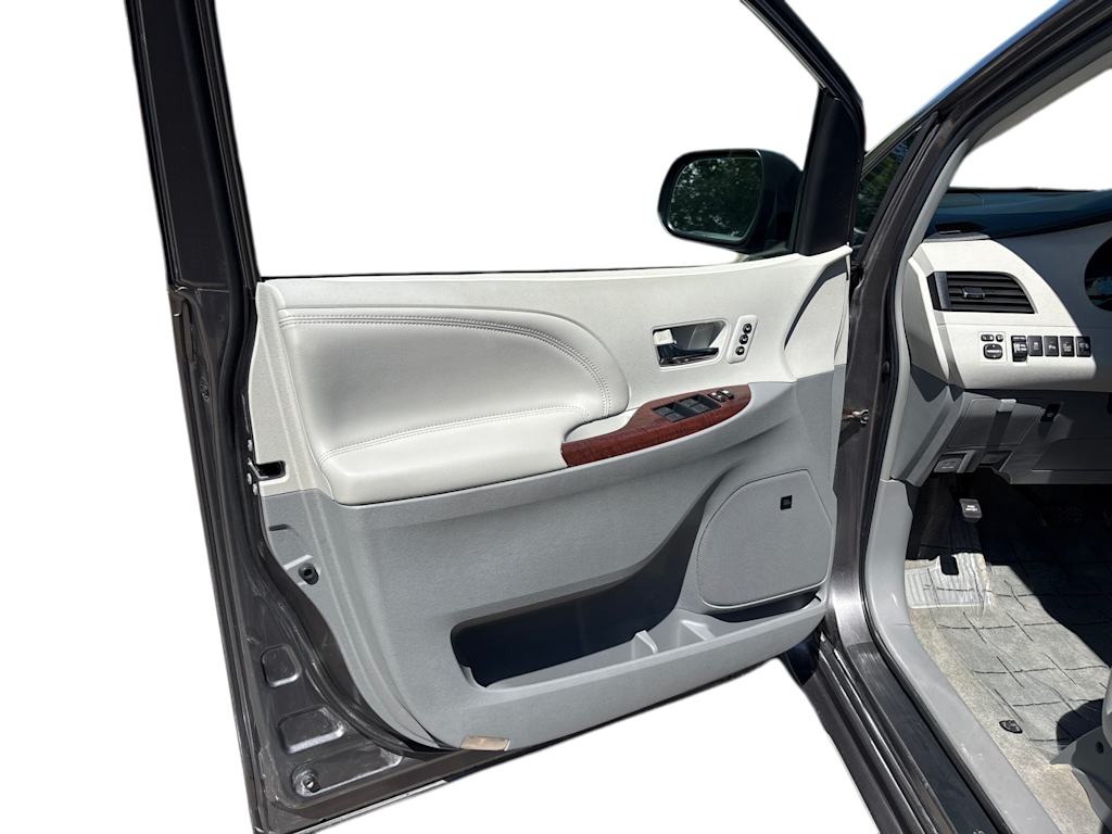 Thumbnail: 2013 Toyota Sienna - 16