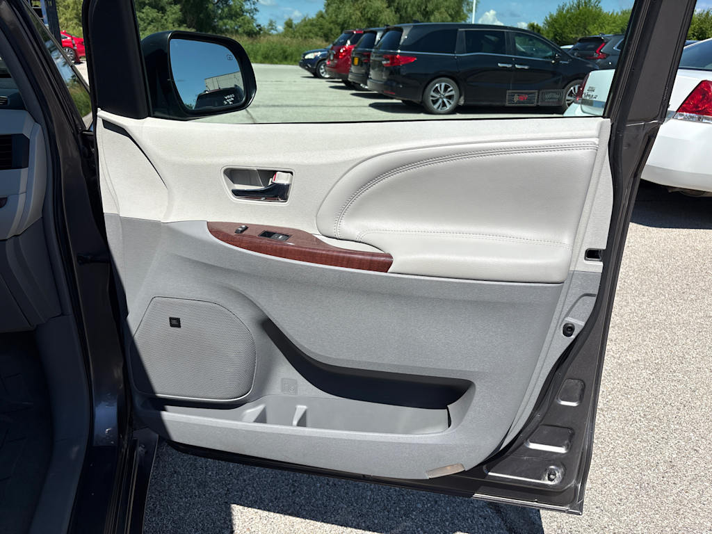 Thumbnail: 2013 Toyota Sienna - 23