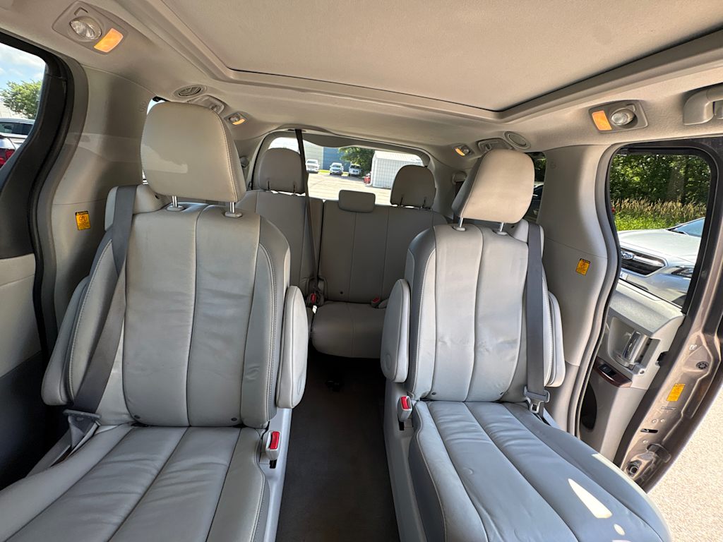 Thumbnail: 2013 Toyota Sienna - 21