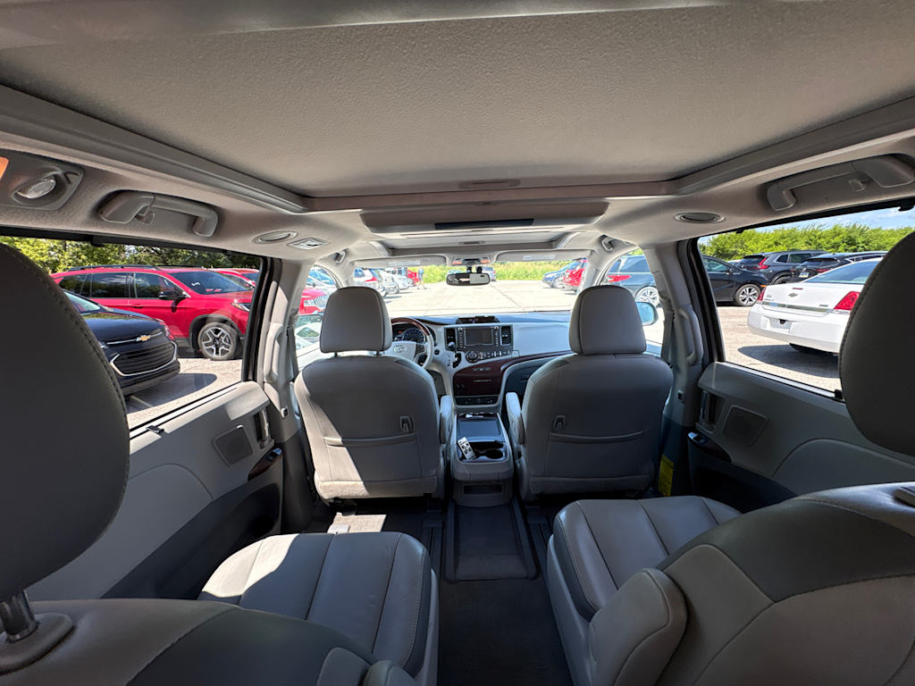 Thumbnail: 2013 Toyota Sienna - 11
