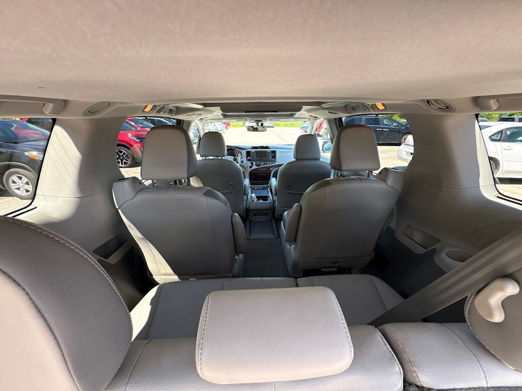 Thumbnail: 2013 Toyota Sienna - 25