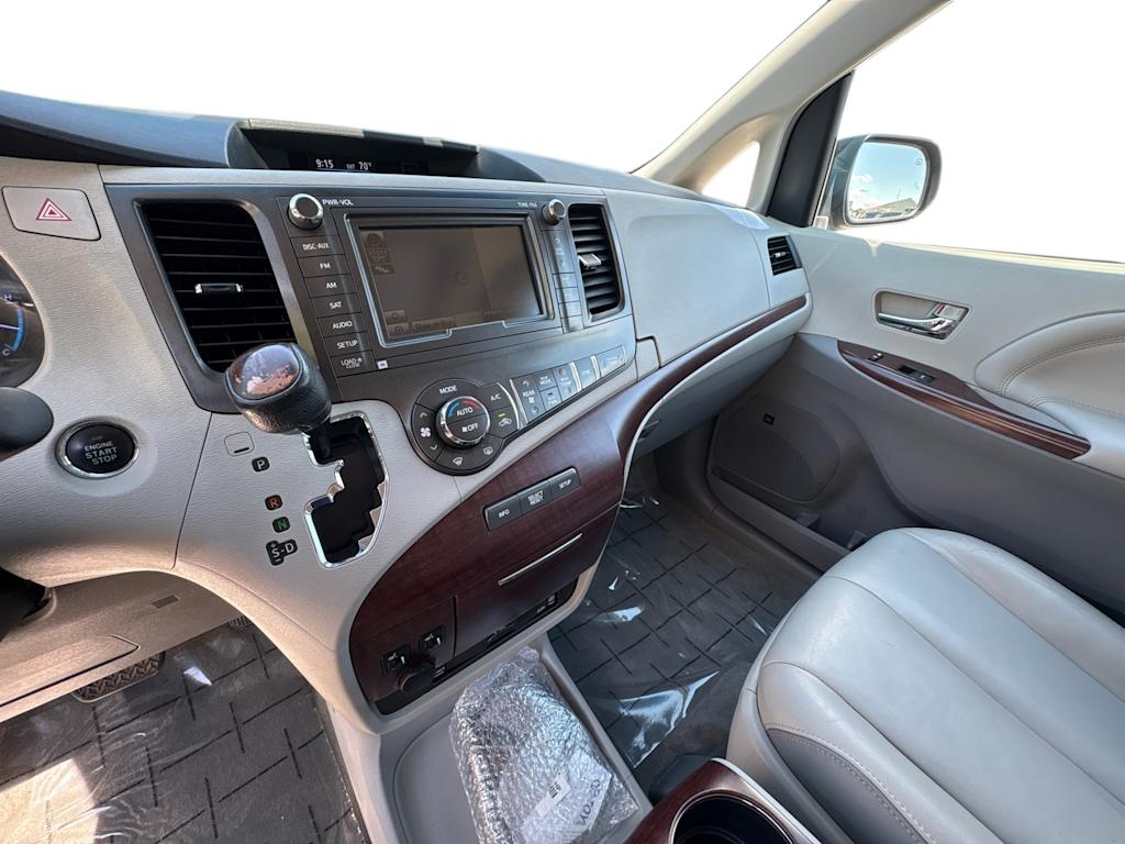 Thumbnail: 2013 Toyota Sienna - 6