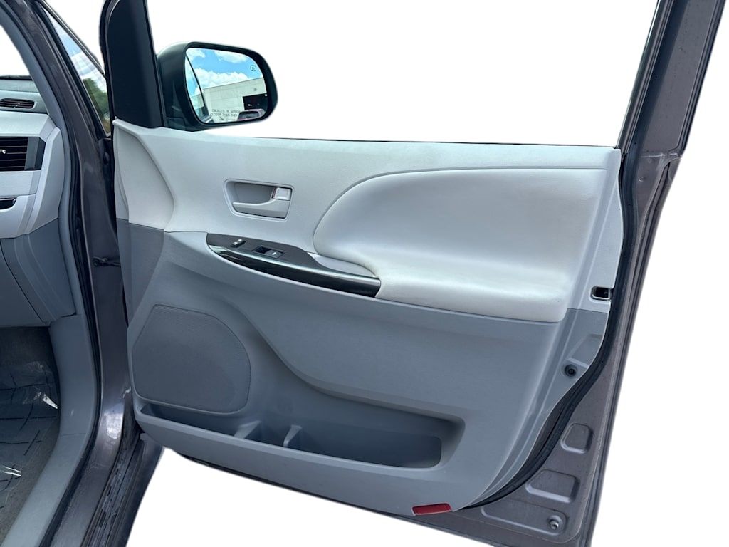 Thumbnail: 2013 Toyota Sienna - 18