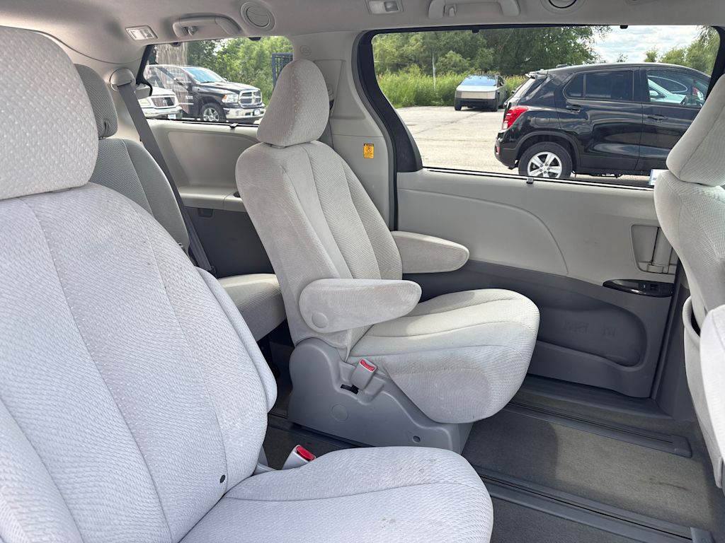 Thumbnail: 2013 Toyota Sienna - 21